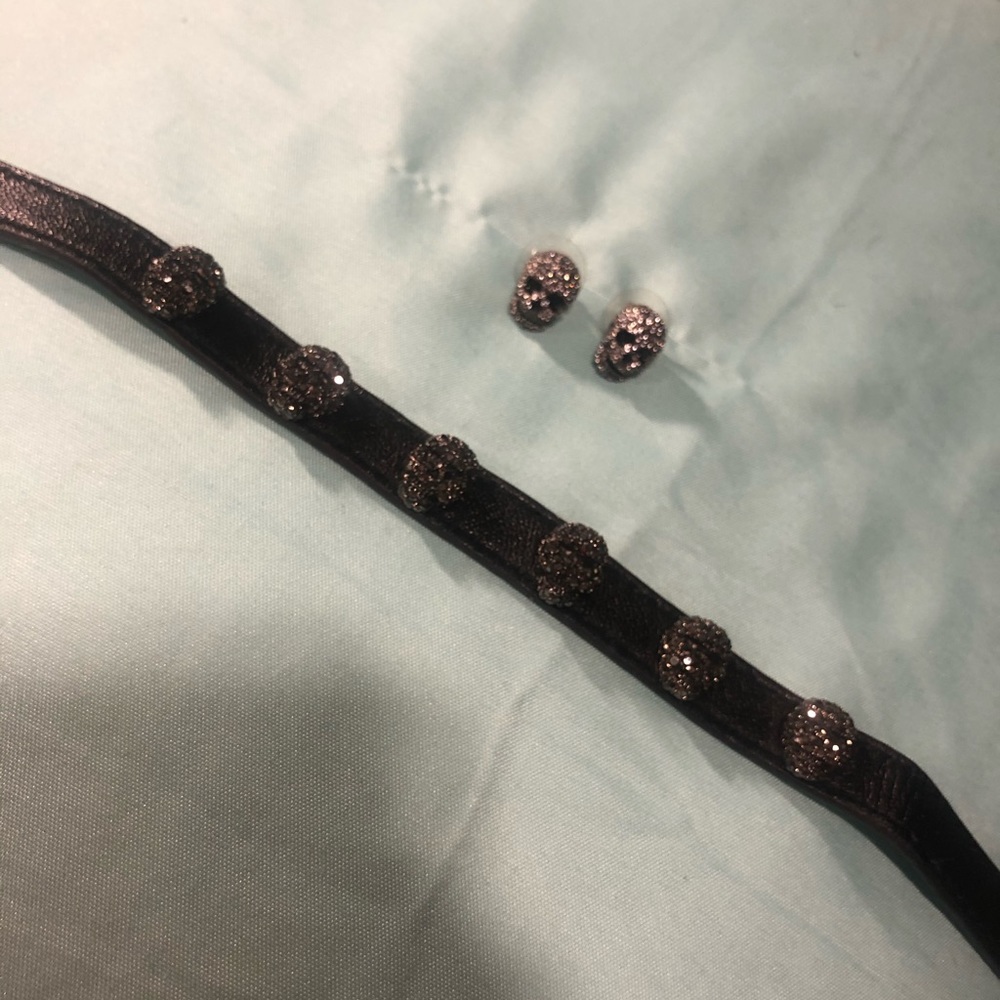 betsey johnson skull choker & matching earrings